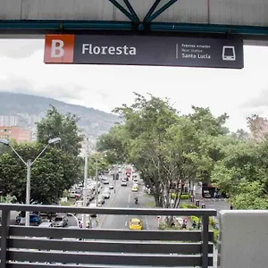 apartamento-acogedor-barrio-la-floresta-medelln.colombiamedellinhotels.com/